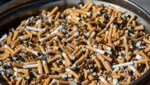 Zahlreiche Zigarettenstummel liegen in einem Sammelbehälter (Symbolbild) (Bild: APA/dpa/Armin Weigel)