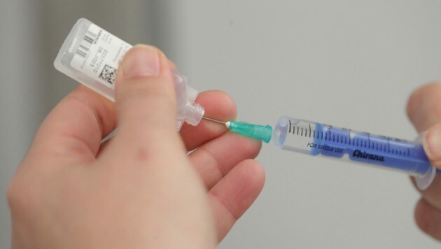 Brisante Erkenntnis einer neuen Studie: Eine einfache Impfung nach einer Erkrankung scheint doch nicht auszureichen. (Bild: APA/LAND OÖ/ERNST GRILNBERGER)