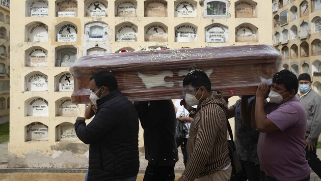 Bestattung eines Corona-Toten in Peru (Bild: AFP)