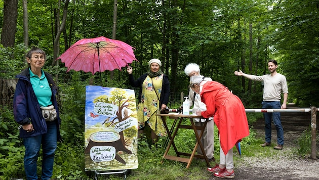 Bereits 700 Personen haben die Petition für den Erhalt des Auwaldes in Gmunden unterzeichnet. von links: Michaela Koch, Gundula Pehn, zwei Unterzeichnerinnen der Petition, Werner Binder (Bild: Alois Huemerhuemerfoto@gmail.com)