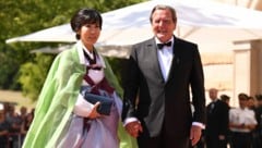 Gerhard Schröder und seine Frau Soyeon Schröder-Kim kommen zum Beginn der Bayreuther Festspiele 2019 (Bild: APA/dpa/Tobias Hase)