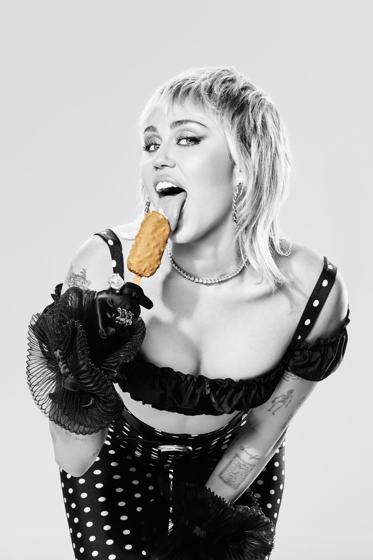 Genuss Und Freude Miley Cyrus Schleckt Goldenes Luxus Eis Von Magnum Krone At