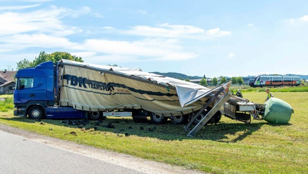 Der Lastwagen und der Personenzug wurden schwer beschädigt. (Bild: Manfred Fesl-m.fesl@speed.at)