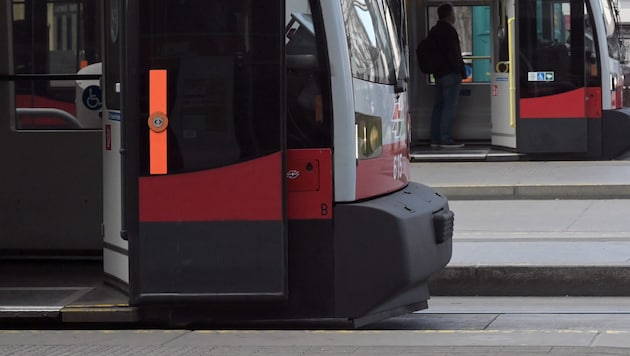 Der Mann soll bei Rot über eine Kreuzung gefahren sein und die Bim übersehen haben (Symbolbild).  (Bild: APA/HERBERT P. OCZERET)