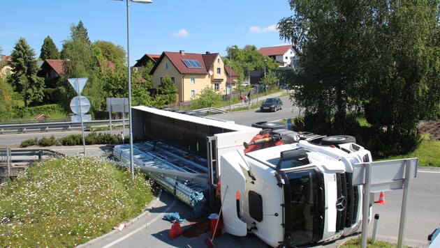 Lkw kippte in Kreisverkehr 1m 1.6.21 um. (Bild: LPD Salzburg)