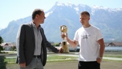 Der Torhüter der Saison, Patrick Pentz, mit Vater Werner und dem Pokal. (Bild: Tröster Andreas)