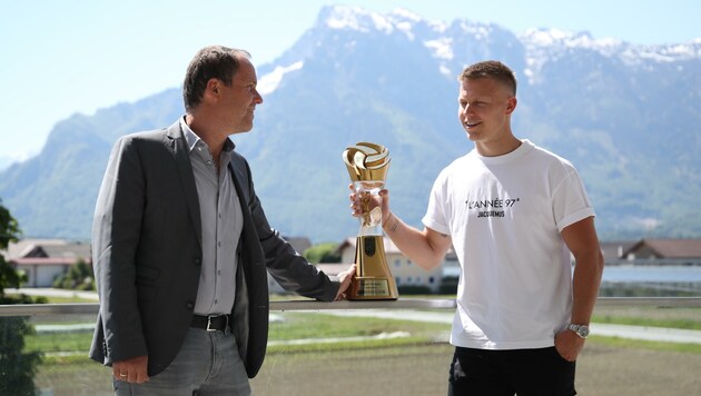 Der Torhüter der Saison, Patrick Pentz, mit Vater Werner und dem Pokal. (Bild: Tröster Andreas)