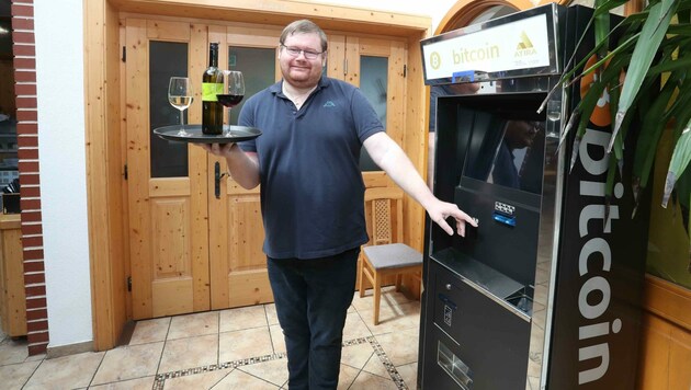 Bei Wirt Peter Wittmann kann mit Bitcoins bezahlt werden. Im Juli geht ein eigener Automat in Betrieb. (Bild: Judt Reinhard)