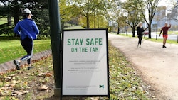 In Melbourne dürften die Menschen weiterhin nur das Haus verlassen, um zur Arbeit zu gehen, einzukaufen, Sport zu treiben oder sich impfen zu lassen. (Bild: AFP)