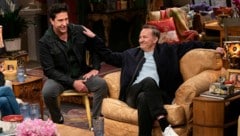 David Schwimmer (links) und Matthew Perry in einer Szene des „Friends Reunion“ -Specials. (Bild: APA/Terence Patrick/HBO Max via AP)