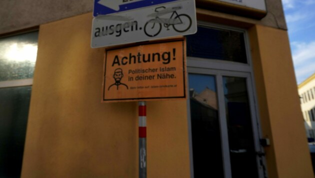 Eines der Schilder, angebracht in der Murlingergasse in Wien-Meidling (Bild: "Krone"-Leserreporter Pavel V.)