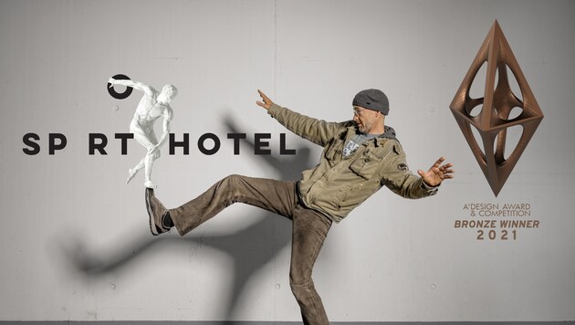 Niki Eberstaller in Interaktion mit seinem ausgezeichneten Sporthotel-Logo (Bild: Alex Lang)