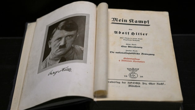 In Frankreich ist eine kritische Ausgabe des Buches „Mein Kampf“ erschienen - am Bild sieht man das Original. (Bild: AFP)
