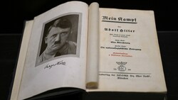 In Frankreich ist eine kritische Ausgabe des Buches „Mein Kampf“ erschienen - am Bild sieht man das Original. (Bild: AFP )