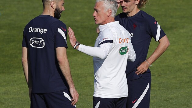 Didier Deschamps, mit Karim Benzema und Antoine Griezmann. (Bild: AP/Francois Mori)