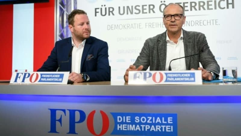 FPÖ-Generalsekretär Michael Schnedlitz und der amtsführende FPÖ-Bundesparteiobmann-Stellvertreter Harald Stefan (Bild: APA/HELMUT FOHRINGER)
