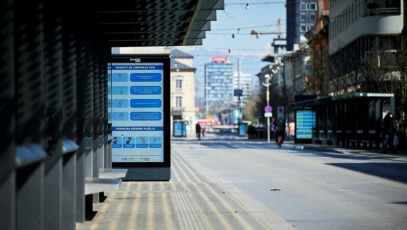 Während des Lockdowns in Slowenien wurden auch die öffentlichen Verkehrsmittel eingestellt. Hier eine Aufnahme aus dem März des Vorjahres in Ljubljana (Bild: APA/AFP/Jure Makovec)