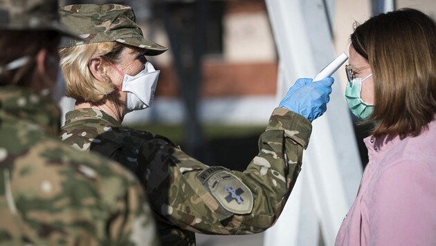 Temperatur-Check durch eine slowenische Soldatin vor einem Gesundheitszentrum in Ljubljana (Bild: APA/AFP/Jure Makovec)