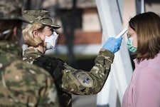 Temperatur-Check durch eine slowenische Soldatin vor einem Gesundheitszentrum in Ljubljana (Bild: APA/AFP/Jure Makovec)