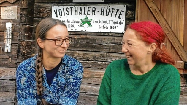 Vermissen die 123 Jahre alte Requisite: Maja Ludwig (li.) und Lieselotte Schleicher vor dem gestohlenen Schild. (Bild: Lisi Schleicher)