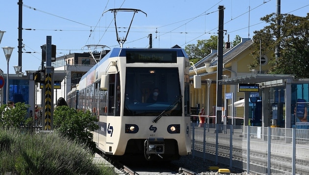 Streckensperren: Bahnfahrer müssen auf Schienenersatzverkehr umsteigen, wie etwa auf der Strecke der Badner Bahn. (Bild: P. Huber)