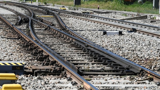 Der Mann starb beim Überqueren der Gleise am Bahnhof Ybbs-Kemmelbach. (Bild: P. Huber (Symbolbild))