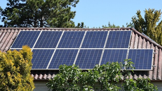 Solarpanel am Dach (Symbolbild) (Bild: P. Huber)