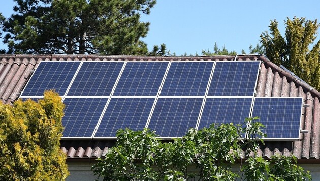 Geht es nach den Grünen sollen PV-Anlagen vor allem auf Dächer montiert und nicht in der Freifläche errichtet werden. (Bild: P. Huber)