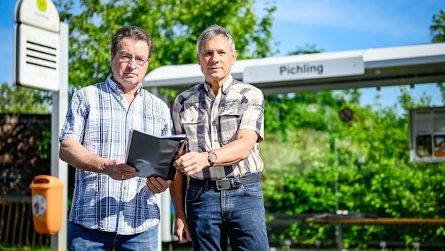 Josef Tröbinger und Josef Duschanek (r.) hinterfragen die Haltestellenverlegung. (Bild: Alexander Schwarzl)