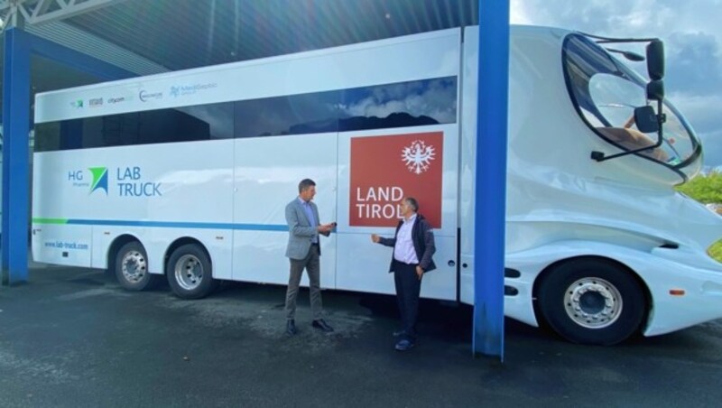 Herwig mit Claus Meinert (links), Chefredakteur der „Tiroler Krone“ vor dem Truck (Bild: Jasmin Steiner)