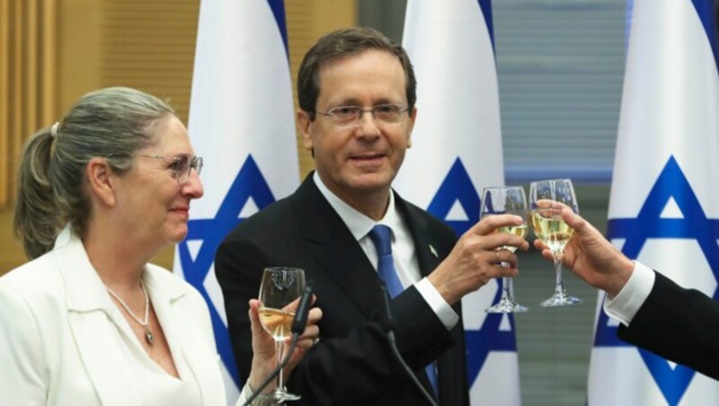 Yitzhak Herzog feierte seine Wahl durch die Knesset mit seiner Frau Michal. (Bild: AP)