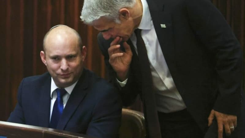 Die Parteiführer Naftali Bennett und Yair Lapid am Mittwoch im israelischen Parlament (Bild: APA/AFP/POOL/RONEN ZVULUN)