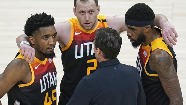 Utah-Jazz-Coach Quin Snyder mit Donovan Mitchell (45), Joe Ingles (2) und Royce O‘Neale (Bild: AP/Rick Bowmer)