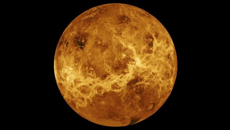 Anders als die Erde verfügt die Venus (Bild) über kein eigenes Magnetfeld, das einen Schutz gegen Sonnenwind bietet. (Bild: NASA/JPL-Caltech)