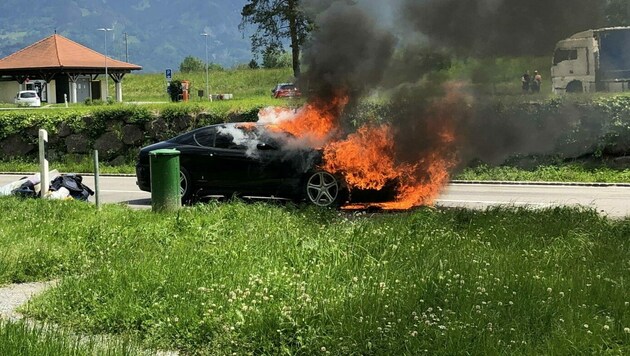 Der schwarze Ferrari des 66-Jährigen brannte auf dem Rastplatz Kriessern lichterloh. (Bild: Kapo St. Gallen)