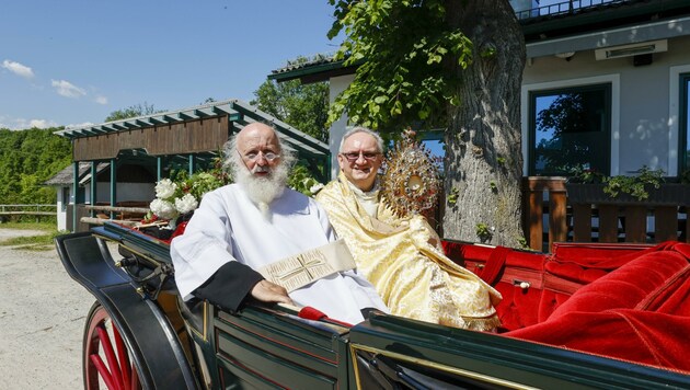 Diakon Albert Hötzer und Prälat Johann Reißmaier luden zur „Kutschenprozession“ quer durch Siezenheim. (Bild: Tschepp Markus)