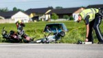 Der Unfall forderte zwei Todesopfer, die Mopeds lagen im Feld. (Bild: FOTOKERSCHI.AT / BRANDSTÄTTER)