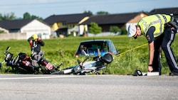 Der Unfall forderte zwei Todesopfer, die Mopeds lagen im Feld. (Bild: FOTOKERSCHI.AT / BRANDSTÄTTER)