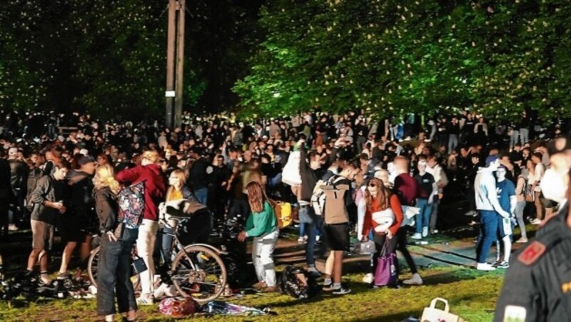 Partystimmung und Müllchaos: Solche Szenen beherrschen derzeit an Wochenenden die Nächte im Grazer Stadtpark. (Bild: Sepp Pail)