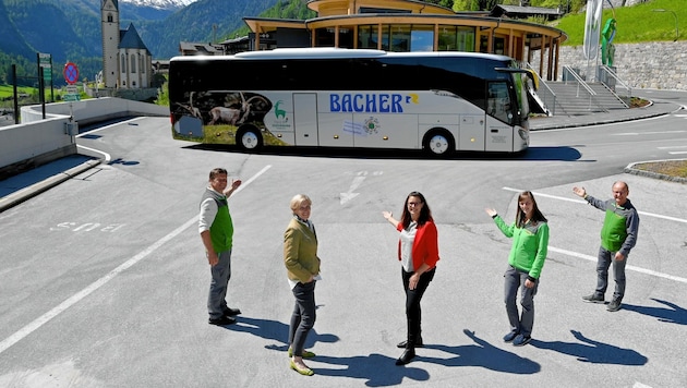 Johann Keuschnig (Besucherservice), Marlene Bacher, Landesrätin Sara Schaar, Rangerin Stefanie Winkler, Direktor Peter Rupitsch vor dem Steinbock-Bus. (Bild: SCHOBER OKN)