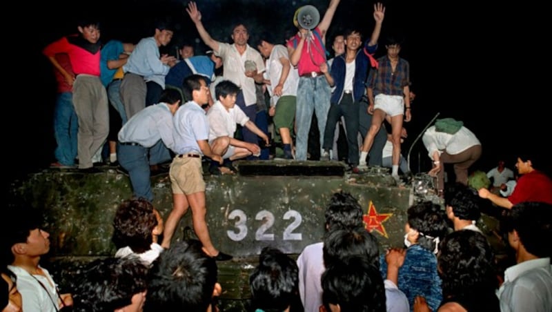 Das chinesische Regime schickte am 4. Juni 1989 Panzer gegen protestierende Studenten in Peking. (Bild: AP)
