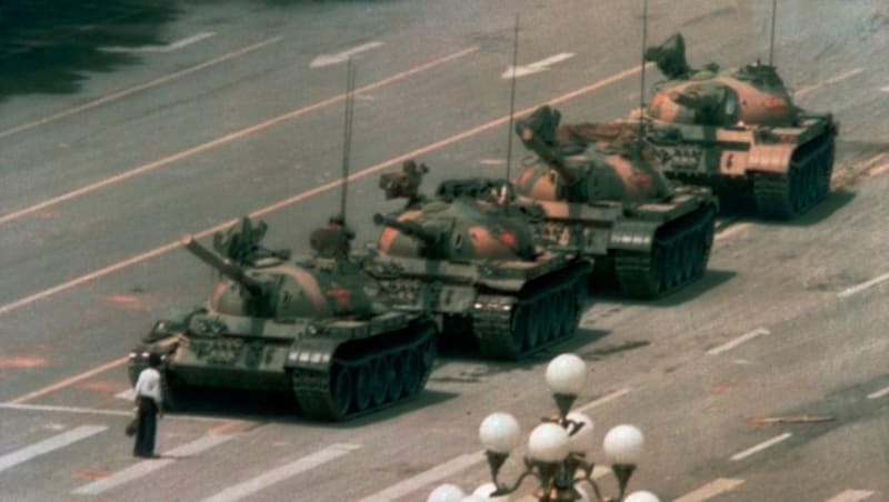 Am 5. Juni 1989 stellte sich ein Mann den heranrückenden Panzern entgegen. Die Identität des „Tank Man“ bleibt ungeklärt. (Bild: AP)