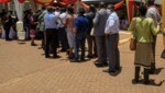 Menschen warten in Kampala, der Hauptstadt Ugandas, auf eine Covid-Impfung (Bild: AFP)