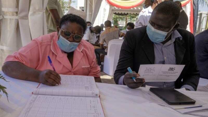 Impfregistrierung in einem Spital in Kampala, der Hauptstadt Ugandas (Bild: AFP)