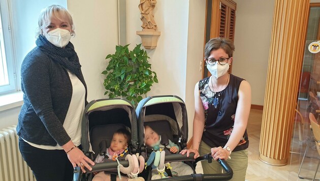 Daniela Koini (links) stand Mama Vanessa Herzog und ihren Zwillingen Emilia und Felix bei medizinischen Fragen nach dem Krankenhausaufenthalt zu Hause regelmäßig zur Seite. (Bild: Martin Oberbichler)
