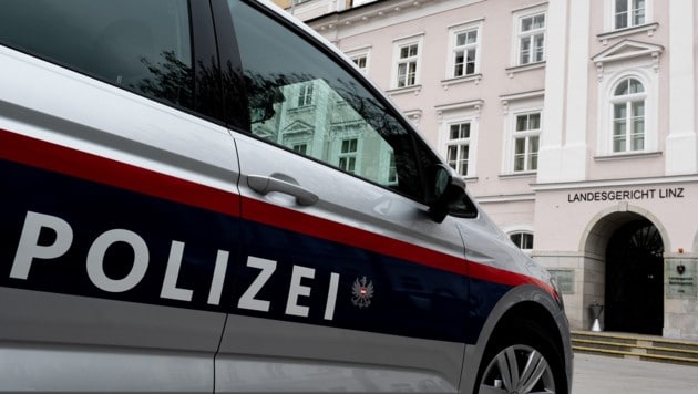 Zwei Polizisten müssen sich im Landesgericht Linz jeweils als Angeklagte vor einem Schöffensenat verantworten. (Bild: APA/FOTOKERSCHI.AT/Werner Kerschbaum)