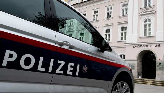 Two police officers have to stand trial as defendants before a panel of lay judges at the Linz Regional Court. (Bild: APA/FOTOKERSCHI.AT/Werner Kerschbaum)