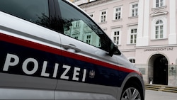 Zwei Polizisten müssen sich im Landesgericht Linz jeweils als Angeklagte vor einem Schöffensenat verantworten. (Bild: APA/FOTOKERSCHI.AT/Werner Kerschbaum)