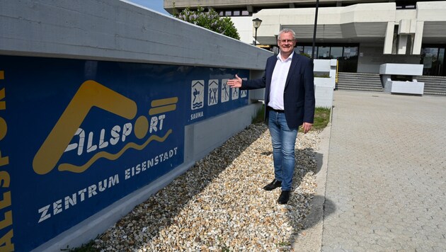 Bürgermeister Thomas Steiner vor dem Allsportzentrum in Eisenstadt. (Bild: Stadt Eisenstadt)