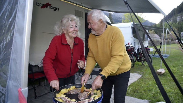 Renate Alkin und Erwin Luitz grillen am Campingplatz in in Mauterndorf. (Bild: Holitzky Roland)